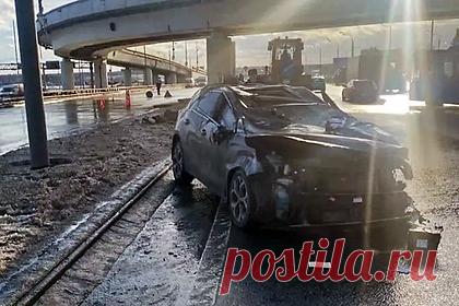 Бетонная плита с эстакады рухнула на машину в Москве. Бетонные плиты упали с эстакады на юге Москвы на проезжавший легковой автомобиль. Инцидент произошел в районе 25-го километра Калужского шоссе. Водитель оказался зажат в транспортном средстве, но выжил. Его госпитализировали. По предварительным данным, причиной падения стало нарушение техники безопасности.