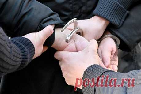 Силовик задержан за секс с 13-летней россиянкой. В Екатеринбурге полиция задержала оперативника уголовного розыска одного из отделений за секс с 13-летней школьницей. Им оказался 33-летний женатый мужчина, у которого есть маленький ребенок. Сейчас мужчина проходит обвиняемым по статье 134 УК РФ. Подросток часто сбегала из дома, а силовик занимался ее розыском.