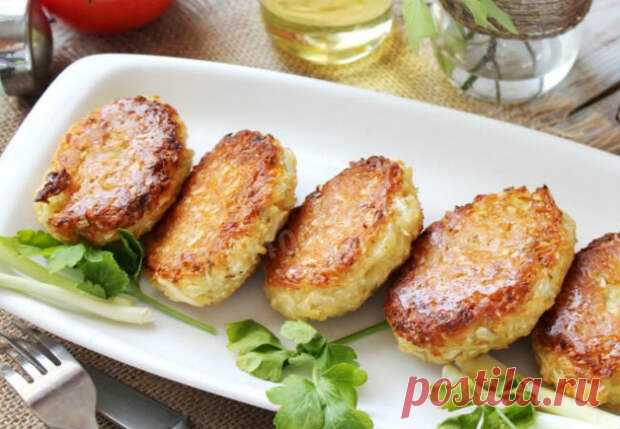 Такой рецепт сочных котлет подойдет тем, кто мечтает о вкусном ужине без лишних трудозатрат. Стоять у плиты и вовсе не нужно, ароматные котлеты запекаются в духовке сами. На 10 крупных котлет нам понадобится 500 граммов фарша, пара картофелин, крупная луковица, 3 зубчика чеснока и 4 ломтика хлеба.