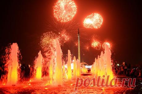 Источник фото РИА &quot;Новости&quot;  |  Фотогалерея: Праздничный салют в Москве в честь 70-летия Победы - Новости Mail.Ru