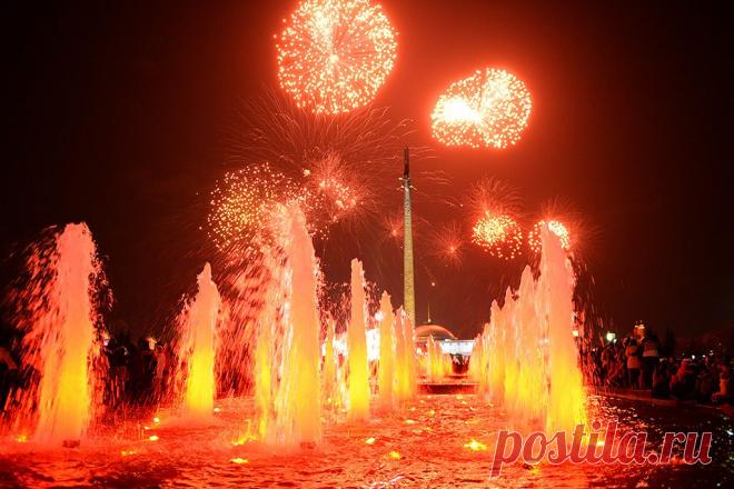 Источник фото РИА "Новости"  |  Фотогалерея: Праздничный салют в Москве в честь 70-летия Победы - Новости Mail.Ru