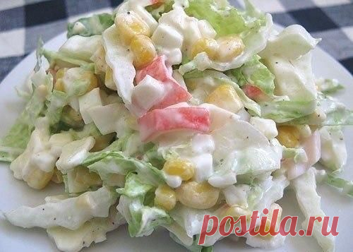 Салат с пекинской капустой и крабовыми палочками
Для приготовления этого салата надо взять:

— кочан пекинской капусты
— 100 г крабовых палочек
— 1 банку консервированной кукурузы
— 100 г сыра
— 200 г майонеза