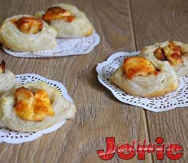 Миниатюрные слойки с курицей и сыром в мультипечи рецепт с фото