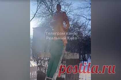 В Киеве начали сносить памятник летчику Чкалову. В Киеве начали демонтировать памятник советскому летчику Валерию Чкалову. На опубликованной фотографии монумент окружен заграждением, а рабочие приступают к его сносу. До этого сообщалось о демонтаже памятника Герою Советского Союза генералу Николаю Ватутину в селе Гетьмановка Харьковской области.