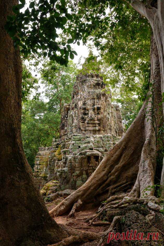 Hidden faces of Angkor / Cambodia (by Agustin Rafael Reyes).