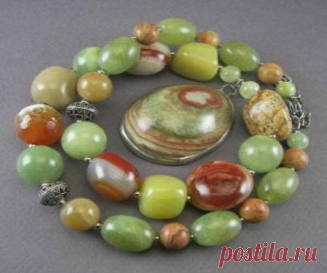 Кому подходит оникс по знаку зодиака? Камень Оникс и его магические свойства. Камень Оникс: свойства, кому подходит по знаку зодиака 100% Разное С этим камнем связана история многих народов. Его использовали как отделочный строительный материал при возведении царских палат и гробниц, как украшение