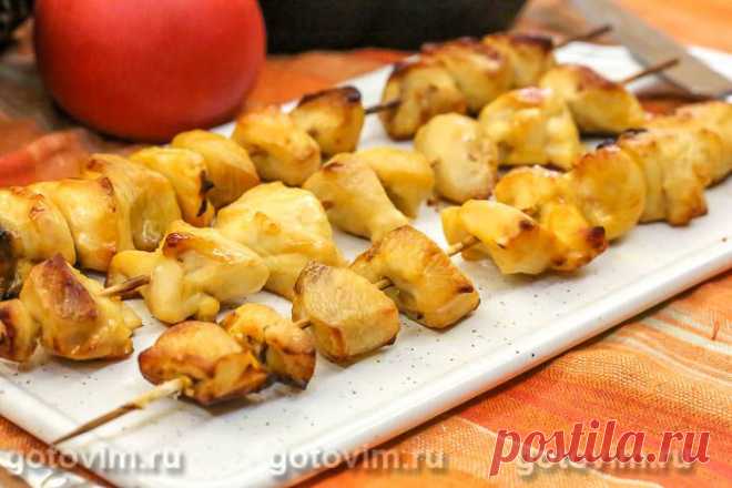 Куриные шашлычки в духовке, маринованные в соусе из майонеза и кетчупа. Рецепт с фото Если нет возможно готовить шашлыки на природе, попробуйте запечь их в духовке. Сначала куриную мякоть нарезают небольшими кубиками и маринуют в смеси растительного масла с кетчупом и майонезом. Бамбуковые шпажки залейте водой и оставьте на 30 минут, чтобы они не сгорели в духовке. Шашлычки из курицы в духовке готовятся быстро, так что следите за ними и не упустите момент, чтобы мясо осталось сочным.