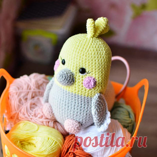 Птичка амигуруми. Схемы и описания для вязания игрушек крючком! Бесплатный мастер-класс от Татьяны Лысенко по вязанию милой птички крючком. Высота вязаной игрушки примерно 20 см. Для изготовления птицы автор исполь…
