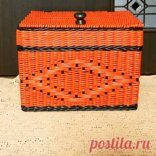 Добрый день у меня, у вас надеюсь доброе любое время суток.
Вот коробок по мотивам Татьяны Егоровой. Точнее, ромбы я точно срисовывала оттуда . Цвет такой как заказали, я бы сама не решилась, люблю мягкие, однотонные природные оттенки, но мне даже нравится.
Когда услышала про черный испугалась, много читала, о том что это сложно. На деле оказалось, не так страшно, как написано. Заказчица пока не видела 
Сразу вопросик, а вы показываете работу в процессе? Слышала мнение, чт...