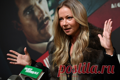 Мария Миронова рассказала о преследовавшем ее незнакомце. Российская актриса театра и кино Мария Миронова вспомнила о периоде жизни, когда ее преследовал незнакомец. 48-летняя знаменитость поделилась историей о том, как неизвестный мужчина неоднократно приходил на ее репетиции и оставлял послания вместе с двумя черными розами в белой рамке.