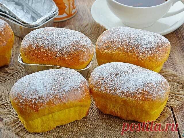 Потрясные тыквенные булочки на дрожжах.
 
Потребуется:
 
500 г тыквы (мякоть)
5 ст. муки
2 ч. л. сухих дрожжей (можно чуточку меньше)
100 г сливочного масла
150 г сахара
1 ч. л. соли
щепотка ванилина
яичный желток для смазки.
 
Приготовление:  
 
1. Сперва нужно отварить тыкву. Дождись, когда она станет мягкой. Чтобы это произошло скорее, нарежь ее небольшими кусочками. Не нужно, чтобы тыква сильно кипела. Когда будет готова, навар слей в отдельную посуду, например, в стак...