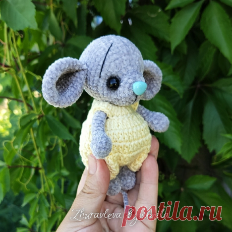 PDF Мышонок в комбинезоне крючком. FREE crochet pattern; Аmigurumi doll patterns. Амигуруми схемы и описания на русском. Вязаные игрушки и поделки своими руками #amimore - Мышь, мышка, мышонок, крыса, rat rata, rato, ratte, szczur, szczur, mouse, ratón, maus souris, mysz myši. Amigurumi doll pattern free; amigurumi patterns; amigurumi crochet; amigurumi crochet patterns; amigurumi patterns free; amigurumi today.