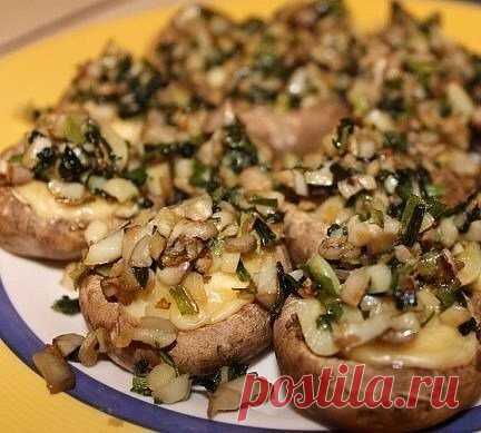 Запечённые шампиньоны с сыром и чесноком
Готовятся легко, а получается очень вкусно , а калорийность всего🏻 
на 100грамм - 76.27 ккалБ/Ж/У - 6.5/3.91/4.57 
Ингредиенты: 
Шампиньоны-8 шт (~450 гр) 
Зубчик чеснока-1-2 шт 
Перец,соль- по вкусу 
Оливковое масло
Лимонный сок- по вкусу 
Сыр-50 гр
Приготовление: 
Подготовить шампиньоны – как следует их промыть и при желании снять кожицу.
Не очищая чеснок, раздавить его в чеснокодавилке. Петрушку – нарубить.
В небольшой форме для запекания см