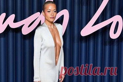 Рита Ора без бюстгальтера вышла в свет в наряде с декольте до пупка