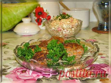 Мясные котлетки с укропом

Котлеты с укропом очень ароматные и нежные.Свежее мясо перекручиваю на мясорубке в фарш.Несладкую булку или батон отправляю на минуту в молоко.Слегка отжав перекручиваю как и мясо в фарш.Несколько луковиц и чеснок отправляю туда же в мясорубку. Получившийся фарш хорошенько размешиваю и добавляю соль и перец и порезанный зеленый укроп и разбиваю яйцо.
