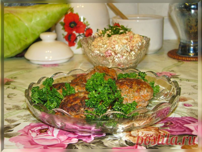 Мясные котлетки с укропом

Котлеты с укропом очень ароматные и нежные.Свежее мясо перекручиваю на мясорубке в фарш.Несладкую булку или батон отправляю на минуту в молоко.Слегка отжав перекручиваю как и мясо в фарш.Несколько луковиц и чеснок отправляю туда же в мясорубку. Получившийся фарш хорошенько размешиваю и добавляю соль и перец и порезанный зеленый укроп и разбиваю яйцо.
