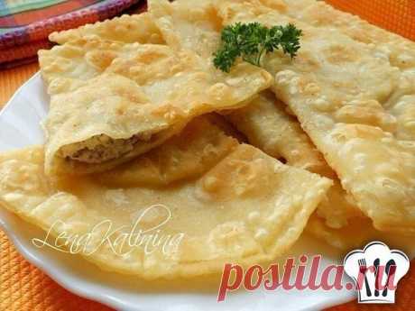 Самые вкусные чебуреки.
Рецепт этих чебуреков для меня - находка! Во-первых, тесто замешивается обычной вилкой без помощи рук. Во-вторых, посуда остается чистой! И в-третьих, чебуреки получаются сказочно вкусными, хрустящими, пузырчатыми и сочными внутри! Очень рекомендую!
Вам потребуется:
мука - 3 стакана (емкость - 250 мл);
вода холодная - 1 стакан;
маргарин сливочный - 125 г;
фарш мясной - 450 г;
лук репчатый - 1-2 шт.;
соль, перец черный молотый - по вкусу;
специи для фарша - 0,5 ч. л.;
у