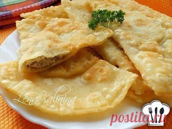 Самые вкусные чебуреки.
Рецепт этих чебуреков для меня - находка! Во-первых, тесто замешивается обычной вилкой без помощи рук. Во-вторых, посуда остается чистой! И в-третьих, чебуреки получаются сказочно вкусными, хрустящими, пузырчатыми и сочными внутри! Очень рекомендую!
Вам потребуется:
мука - 3 стакана (емкость - 250 мл);
вода холодная - 1 стакан;
маргарин сливочный - 125 г;
фарш мясной - 450 г;
лук репчатый - 1-2 шт.;
соль, перец черный молотый - по вкусу;
специи для фарша - 0,5 ч. л.;
у