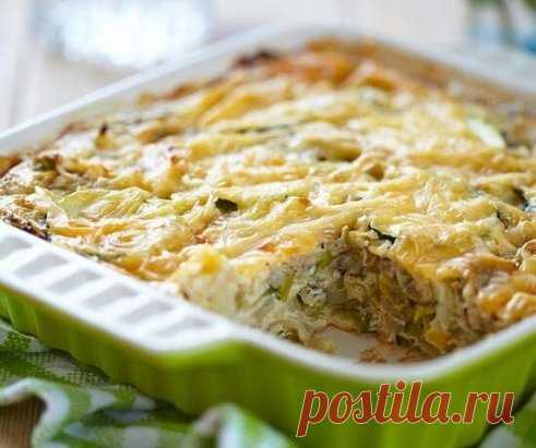 Капустная запеканка с мясом
Ингредиенты:
Кочан капусты - 1/2 шт.
Куриный фарш -500 г
Лук - 1шт.
Яйца - 2 шт.
Томатная паста - 2 ст. л
Йогурт без добавок - 100 мл
Соль
Перец
Приготовление:
1. Капусту тонко нашинковать и отправить в кипящую воду на 10 минут.
2. Лук нарезать полукольцами и тушить на сковороде с растительным маслом до мягкости.
3. Добавить фарш и готовить, пока мясо не побелеет. Йогурт смешать с томатной пастой, посолить и поперчить.
4. Смазать растительным маслом форму для