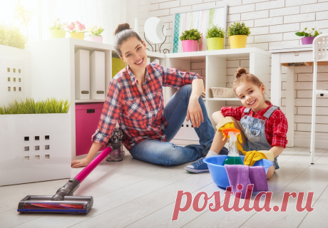 Как научить ребёнка помогать по дому?   Существует мнение, что выполнение обязанностей по дому лишает ребёнка беззаботного детства. Поэтому родители сами убирают за ребёнком вещи, игрушки и книги, которые он раскидал, не пытаясь научить его делать это самому. Этот неправильно. Несложная работа по дому приносит детям пользу.