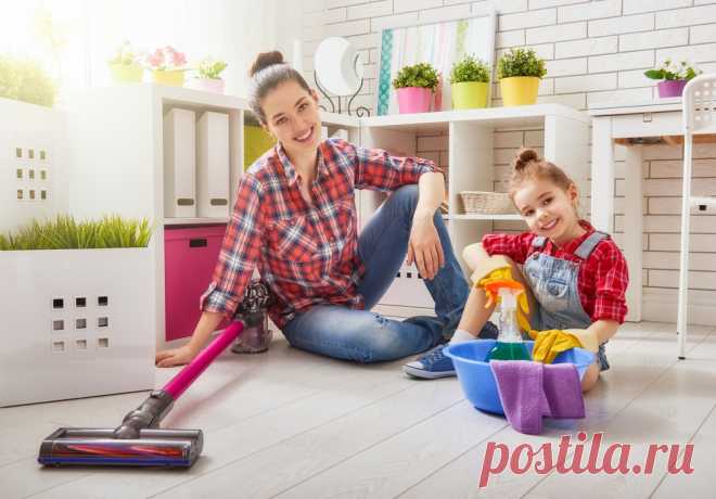 Как научить ребёнка помогать по дому?   Существует мнение, что выполнение обязанностей по дому лишает ребёнка беззаботного детства. Поэтому родители сами убирают за ребёнком вещи, игрушки и книги, которые он раскидал, не пытаясь научить его делать это самому. Этот неправильно. Несложная работа по дому приносит детям пользу.