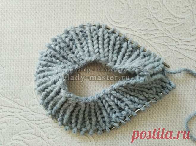 Шапка спицами изнаночной гладью с сердечком