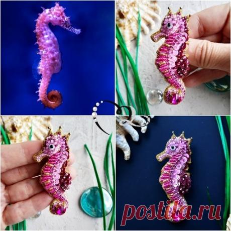 Подарок маленькой девочке - большой любительницы этих необычных рыб )).
Брошь "Морской конёк", стразы, стразовая цепочка (стекло), канитель, синель, пайетки, пины, бисер (Чехия, Япония), изнанка - натуральная кожа
#brooh #брошь #морскойконек #брошьморскойконек #украшение #подарок #jewelry #рыбка #море #рыба