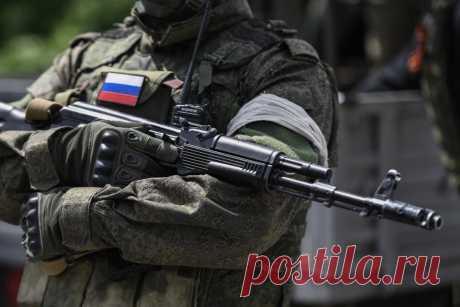 Российский военный успокоил пленного боевика ВСУ пожатием руки. Военнослужащий ВС РФ заметил, что его противник, боевик ВСУ нервничал во время взятия в плен и успокоил его, пожав руку.