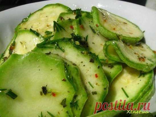 Попробуйте такой замечательный рецептик!
Это удивительное по своему вкусу и приготовлению блюдо я впервые попробовала на пикнике. Одна знакомая угостила нас этой закуской. Естественно, что после первого стола маринованных кабачков в тарелке не осталось совсем, потому что их необычный вкус понравился всем. Потом я приготовила их сама, и снова уже мои знакомые были удивленны вкусом маринованных кабачков.
Пока на рынке еще есть молодые кабачки, очень вам советую поспешить приготовить маринованные