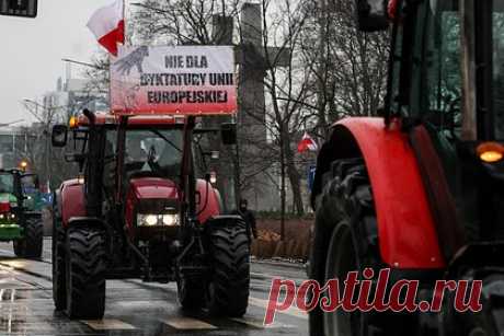 В Чехии пожаловались на ущерб из-за протестов европейских фермеров. Протесты фермеров во Франции негативно сказались на ситуации со свободным перемещением товаров в Евросоюзе (ЕС) и, в частности, навредили чешским водителям грузовиков. На ущерб из-за протестов европейских фермеров пожаловался член Европарламента (ЕП) от Чехии Томаш Здеховски.