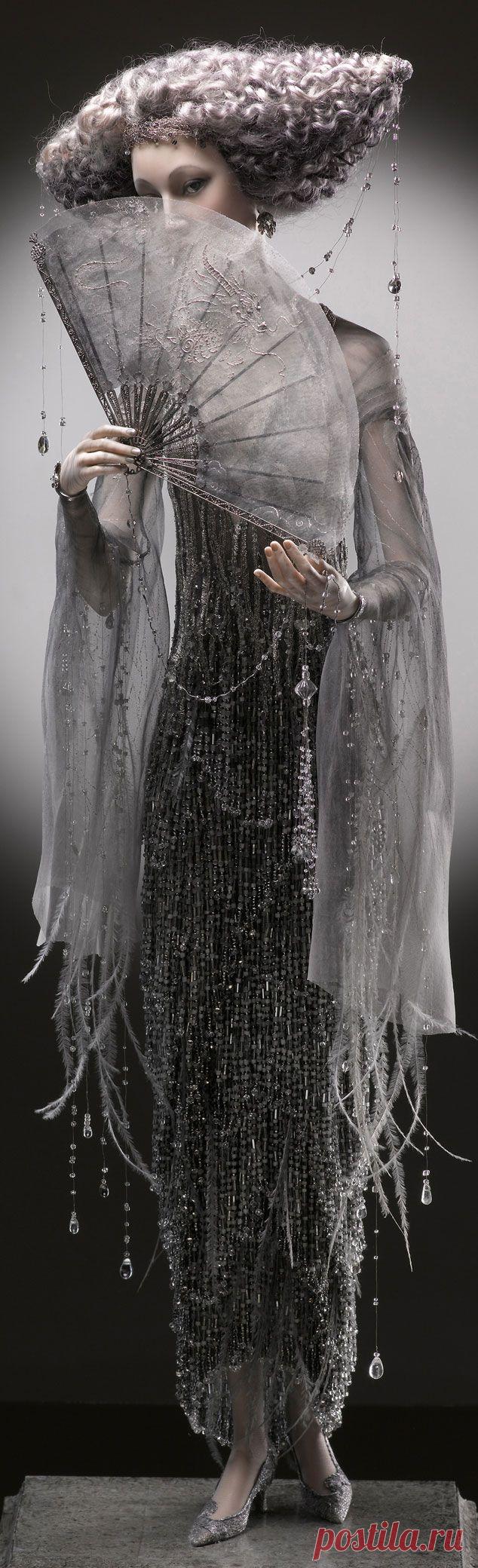 Амайя (Ночной Дождь).Фарфор бисквит. Лиф собран из кружева, вышитого металлизированной нитью, и декорирован рельефными шнурками и бисером. Рукава, спинка и веер - из натурального газа с ручной росписью по мотивам китайских гравюр - с рисунком, имитирующим татуировку. Браслет и серьги изготовлены из серебра по специальному заказу. Прическа украшена серебряной тесьмой, связанной вручную и декорирована бисером. Ручная роспись.Авторская и фантазийная кукла Александры Кукиновой.