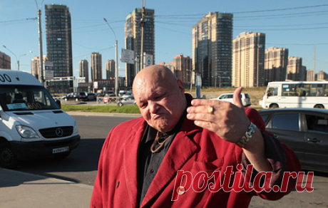 В Петербурге суд лишил певца Стаса Барецкого прав на один год за оставление места ДТП. Барецкий наехал на стрелу выездного шлагбаума и продолжил движение дальше