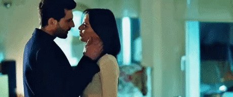 Цветы должны быть без повода. Счастье должно быть настоящим. Дом — тёплым. Любовь должна быть взаимной. Погода, а без разницы какая погода.