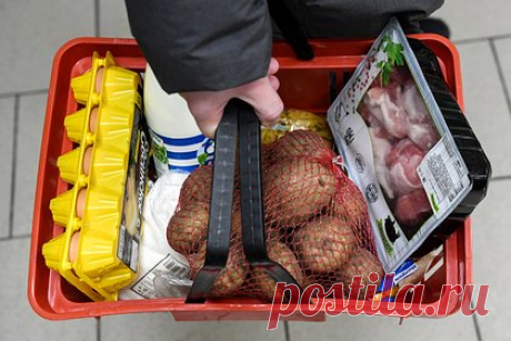 Россиянам рассказали об изменении цен на продукты весной. Аналитики рассказали об изменении цен на продукты этой весной и указали, какие социально значимые товары вырастут в цене, а какие — подешевеют. В частности, на фоне расширения производства будут дешеветь огурцы, рассказал гендиректор экспертно-аналитического центра агробизнеса «АБ-Центр» Алексей Плугов.