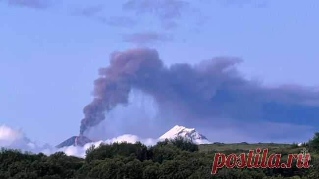 Вулкан Ключевской на Камчатке выбросил пепел на высоту до десяти километров