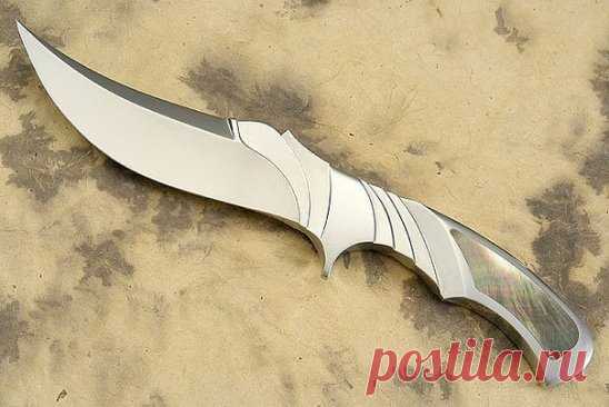 Коллекционная вещь. Авторский нож ручной работы Роналда Бэста (Ron Best). Сталь RWL34 и черный перламутр для вставок в рукоять.