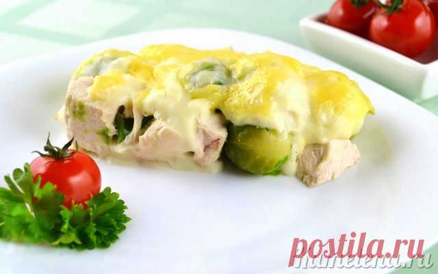 Брюссельская капуста и куриное филе под соусом