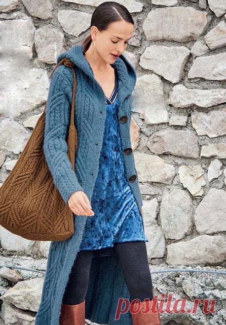 Комплект Благополучие спицами – вяжем длинное пальто с капюшоном и сумкой, схема с описанием