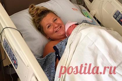 Женщина ощутила мучительную боль в спине во время работы и внезапно родила. Не знавшая о беременности жительница американского города Бостон, штат Массачусетс, почувствовала сильную боль во время работы, попала в больницу и неожиданно родила. О том, что она беременна, американка не подозревала, поскольку и раньше сталкивалась с нерегулярным менструальным циклом.