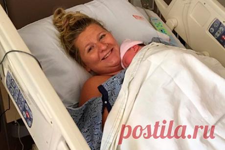 Женщина ощутила мучительную боль в спине во время работы и внезапно родила. Не знавшая о беременности жительница американского города Бостон, штат Массачусетс, почувствовала сильную боль во время работы, попала в больницу и неожиданно родила. О том, что она беременна, американка не подозревала, поскольку и раньше сталкивалась с нерегулярным менструальным циклом.