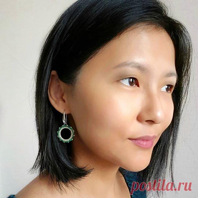 Как я делаю фото украшений на себе😁
⠀
1️⃣. Надеваю серёжки. Мэйк не наношу - дорисую потом😉
⠀
2️⃣. Хорошо протираю фронтальную камеру телефона.
⠀
3️⃣. Встаю возле стены напротив  окна при хорошем дневном освещение. Кто то фотается прям перед шторой, но мне занавеска сзади не нравится 🤔
⠀
4️⃣. Вытягиваю максимально руку и... делаю миллион фоток с разных ракусов😂
⠀
Могу даже изобразить задумчивый взгляд в сторону 😏
⠀
Главное - держу телефон на уровне глаз! Стараюсь фото...