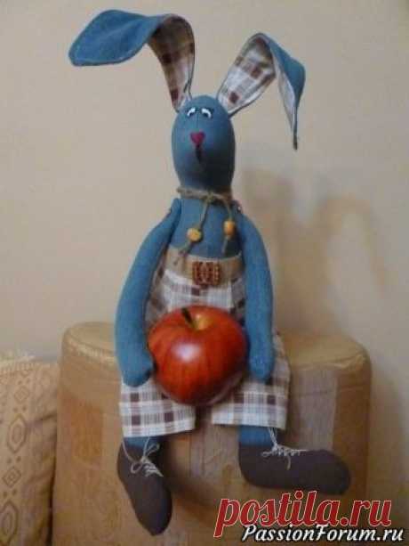 Любитель яблок - запись пользователя tgkh5501 (Татьяна) в сообществе Мир игрушки в категории Тильда. Мастер классы, выкройки. Сшила зайца-кролика на заказ. Кролик-тильда. 36 см от пяток до макушки. Джинсовая рубаха, корейский хлопок, краска для ткани, декоративное яблоко. В ушах проволока,поэтому они держат&nbsp; форму.