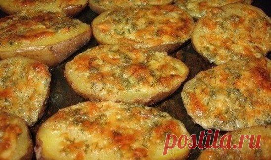 Чесночная картошка
Ингредиенты:
-картошка
Приготовление:
Берем 5 картошин. Тщательно моем.
Складываем ее в кастрюлю. Затем наливаем воды, чтобы картошка была чуть прикрыта. Варим до готовности. Сливаем воду.
Делаем чесночное масло:
-100 г мягкого сливочного масла
-5 ст.л. тертого Пармезана
-1 ст.л. сметаны
-3 очищенных и раздавленных дольки чеснока
-3 ст.л. мелко порезанной петрушки
Все перемешиваем приправляем молотым перцем и если нужно, то солью.
Картошку разрезать вдоль, положить на смазан