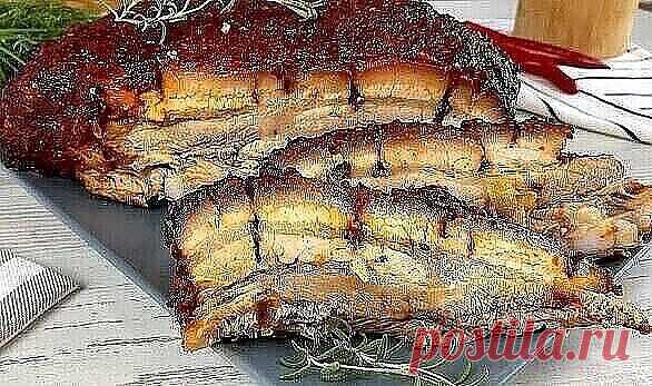 Очень нежная и сочная грудинка потому, что томится в собственном соку
Глазурь придает мясу кисло-сладкий вкус

Продукты:
- мясо (грудина) — 2 кг
-соль — 1,5 ч.л.
- черный перец — 1 ч.л.
- паприка — 1,5-2 ч.л.
- красный перец — ½ ч.л.
- сушеный чеснок — 1,5 ч.л.
- чеснок — 1 головка
- острый перец (стручок) — 1 шт (по желанию)

Глазурь:
- яблоко зеленое (гренни) — 1 шт
- томатная паста — 3 ст.л.
- соевый соус — 6 ст.л.
- лимонный сок — 3-4 ст.л.
- сахар — 1 ст.л.с горкой
- ...