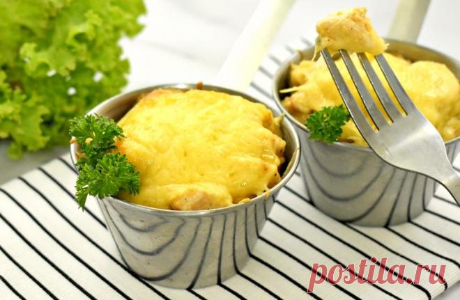 Жульен с курицей и сливками без грибов Жульен с курицей и сливками без грибов - это аппетитное и сытное блюдо, которое готовится быстро и просто. Нежное куриное филе в сливочном соусе, запечённое под сырной корочкой, порадует вас своим вкусом.