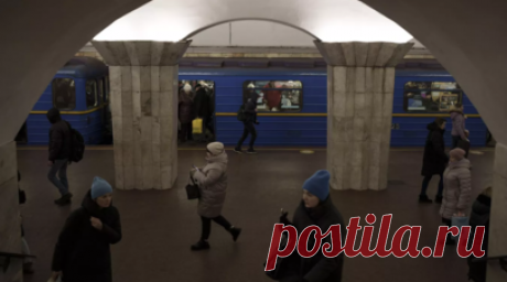 В Киеве военкомы вручают повестки на станциях метро. Сотрудники территориального центра комплектования (ТЦК), исполняющего функции военкомата, вручают повестки в Киеве прямо на станциях метро. Читать далее