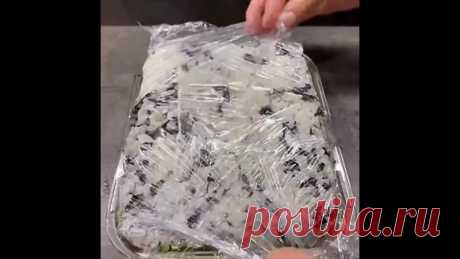 Суши-Торт
Ингредиенты:
150 г риса для суши
165 мл воды
Для заправки:
25 мл яблочного/рисового уксуса + 1 ст.л. сахара+1 ч.л. соли
300 г слабосоленого лосося
300 г сливочного сыра
3 листа нори
100 г огурца
1 авокадо
Кунжут - для подачи
Приготовление:
Рис тщательно промываем водой несколько раз до прозрачной воды. Заливаем чистой водой и доводим до кипения. Ставим огонь на минимум и варим 15 минут, не приподнимая крышку. После этого выключаем огонь и даем рису постоять е...