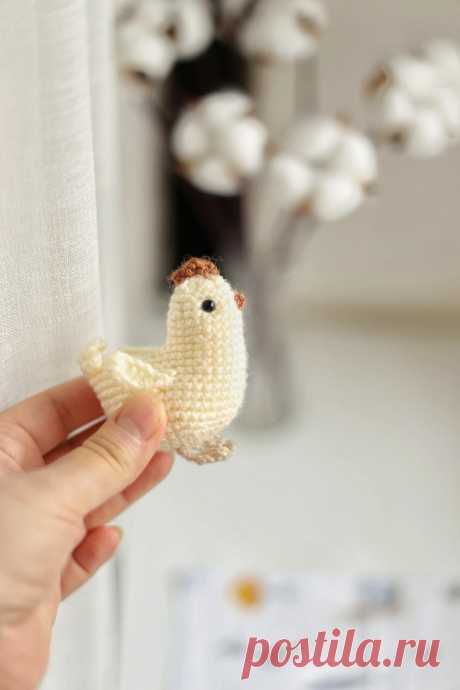 PDF Курочки крючком. FREE crochet pattern; Аmigurumi chiken patterns. Амигуруми схемы и описания на русском. Вязаные игрушки и поделки своими руками #amimore - маленькая курочка к Пасхе, пасхальная курица, домашняя птица.