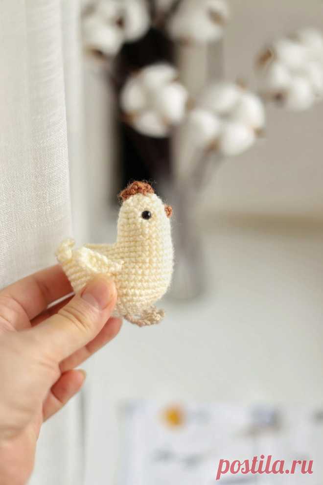 PDF Курочки крючком. FREE crochet pattern; Аmigurumi chiken patterns. Амигуруми схемы и описания на русском. Вязаные игрушки и поделки своими руками #amimore - маленькая курочка к Пасхе, пасхальная курица, домашняя птица.