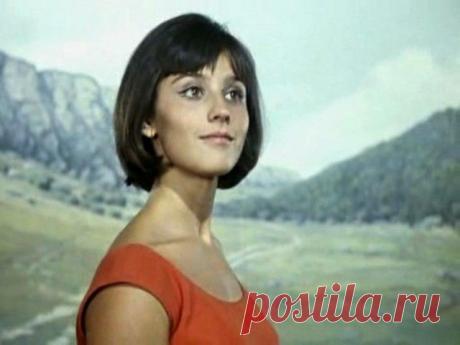 Valeri Denisov
загружено 13.08.2015
Альбом: ЛЮБИМЫЕ АРТИСТЫ
Наталья Варлей. В школе ей запретили заниматься физкультурой из-за ревмокардита. Назло болезням она закончила цирковое училище и стала «спортсменкой и просто красавицей».